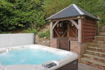 Unusual-Oak-Frame-Building-English-Heritage-Buildings-3